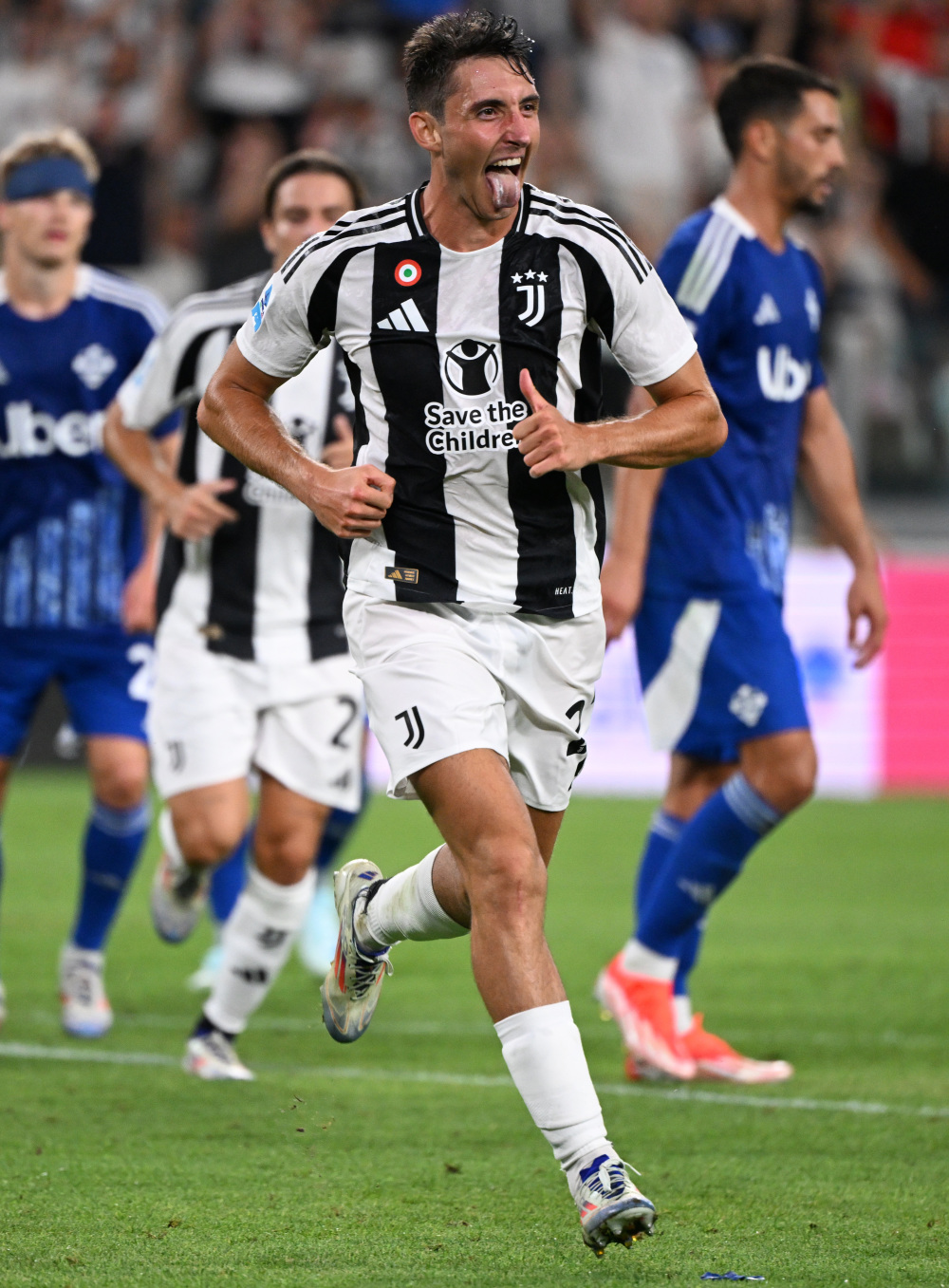 包含尤文图斯宣布签约新中场球员的词条