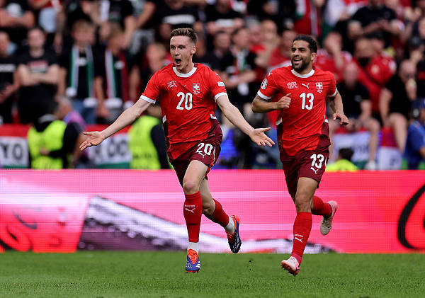 包含波兰队在欧预赛中迎战瑞士队的词条