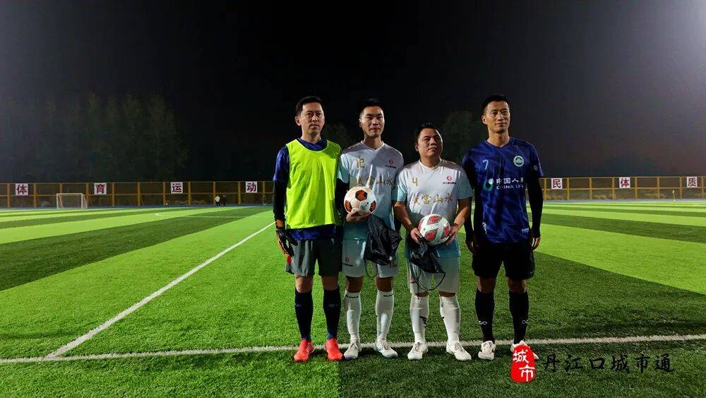 包含友谊足球赛盛大举行,球迷争相观战的词条 包含友谊足球赛盛大举行,球迷争相观战的词条