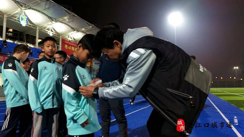 包含友谊足球赛盛大举行,球迷争相观战的词条 包含友谊足球赛盛大举行,球迷争相观战的词条