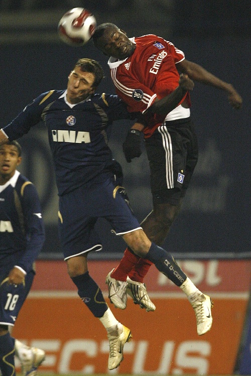 关于汉堡客场困难取胜，挽回连败局面的信息