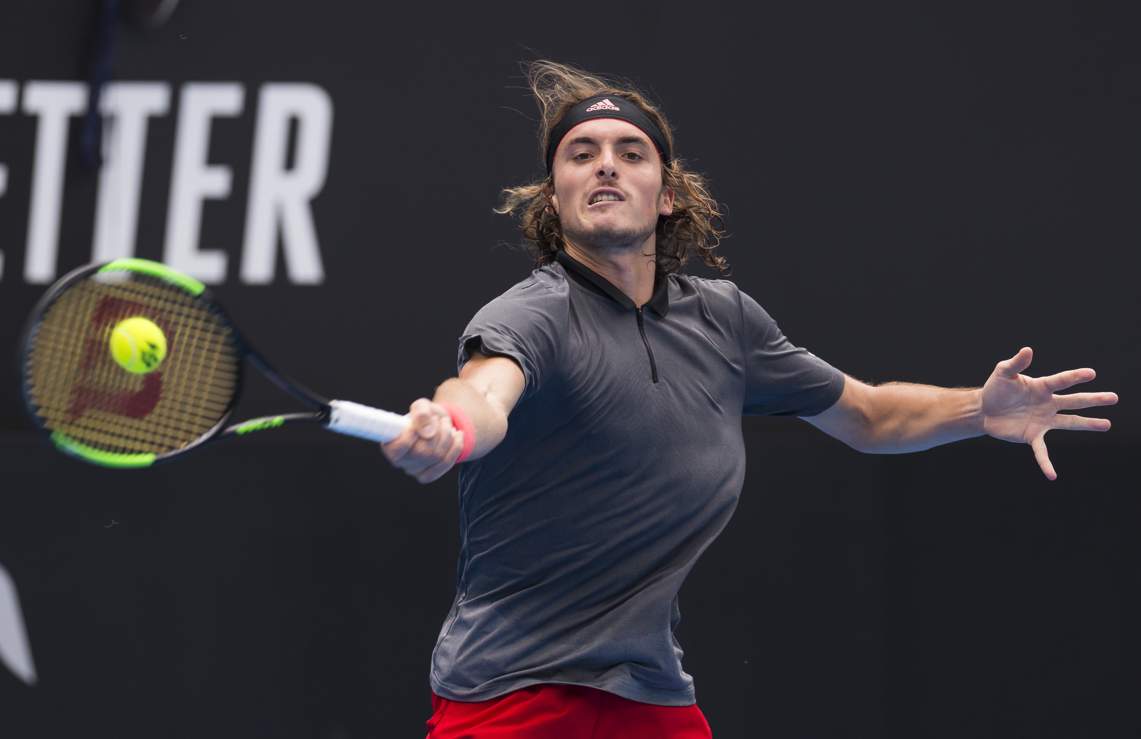 关于日本网球队横扫西班牙网球队，西西帕斯高光表现的信息