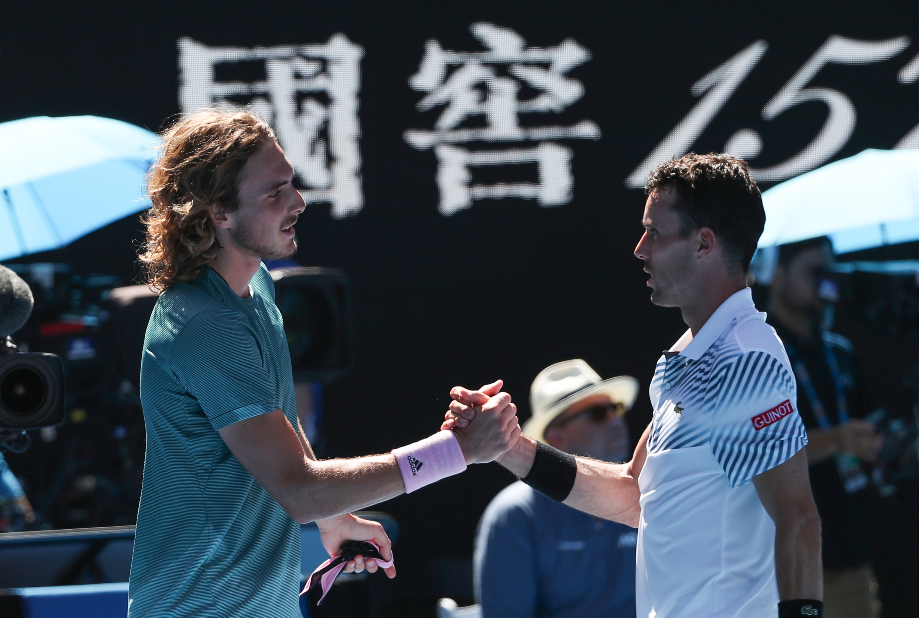 包含澳大利亚网球队鏖战欧洲网球队，西西帕斯关键制胜的词条