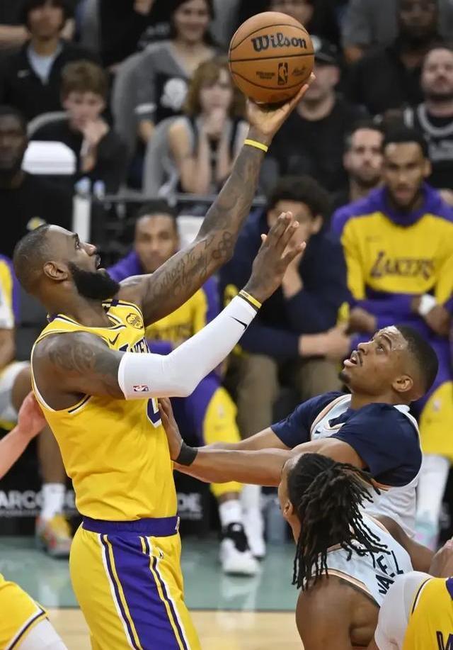 国王翻盘马刺，詹姆斯扛起全队的简单介绍